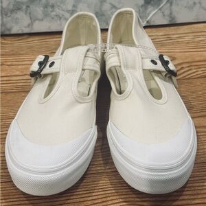 Vans women’s Off-White Canvas Sneakers